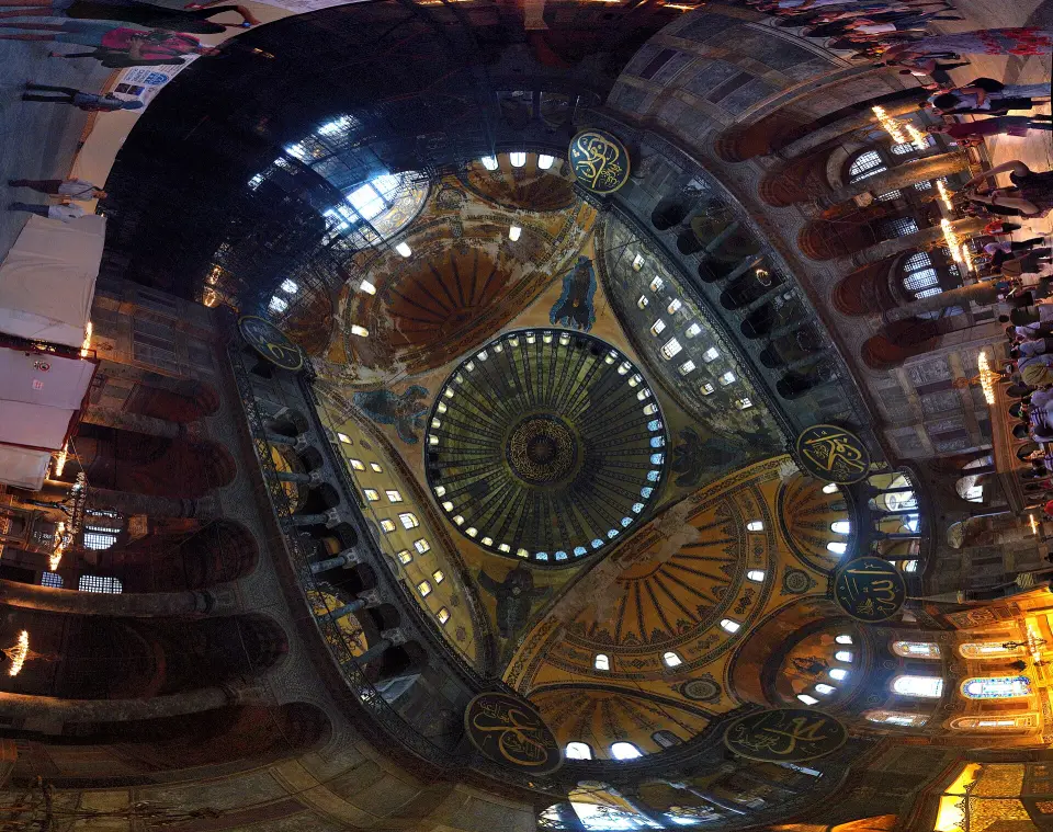 Ayasofya müezzini, 86 yıl sonra açılan caminin hikâyesini ilahiye dönüştürdü. Arşiv fotoğrafı.