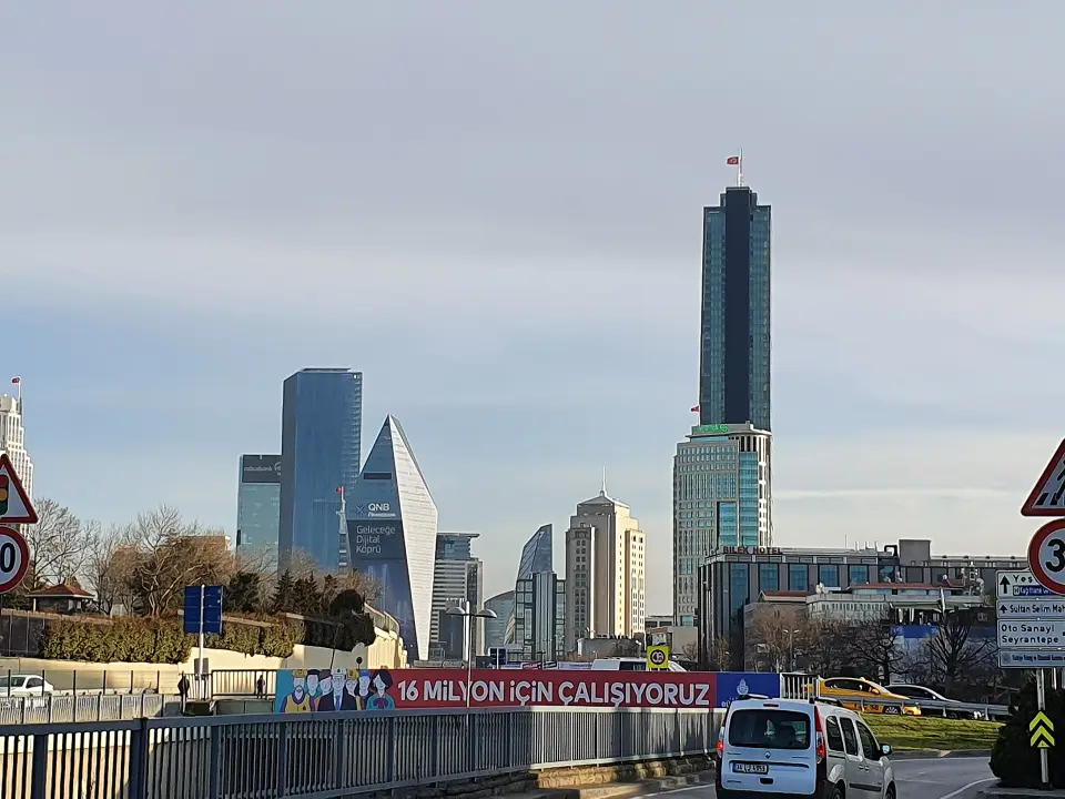 ABD tahvil faizleri 2002’den bu yana zirvede: Piyasaların gözü yeni verilerde. İstanbul Levent'teki finans merkezi.